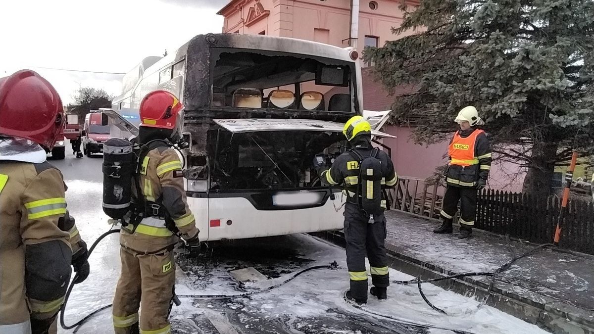 Ve Zlatých Horách hořel linkový autobus